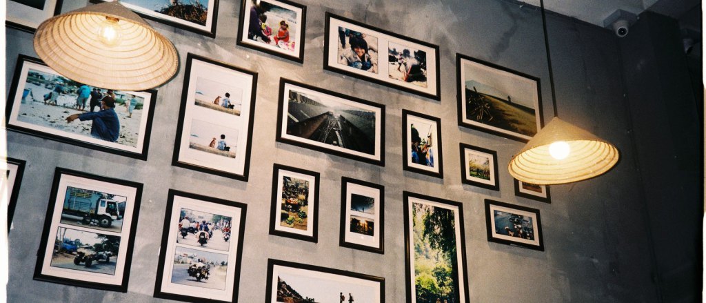 Composer une galerie murale harmonieuse chez soi
